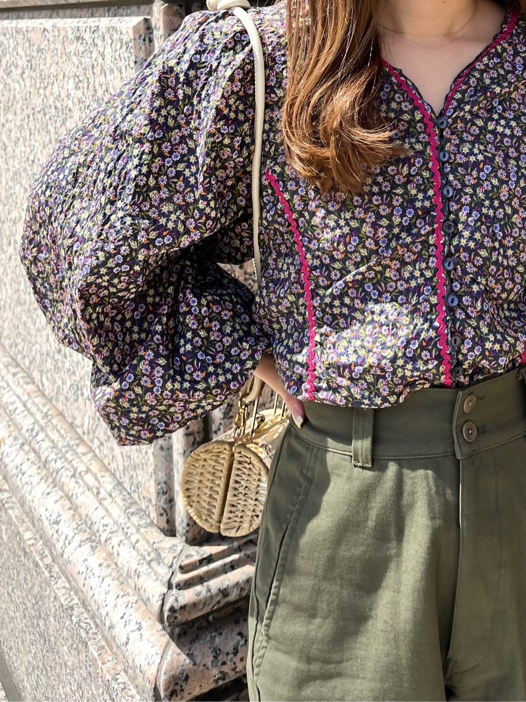 IENA LA BOUCLE リバティプリントブラウスのコーディネートスナップ