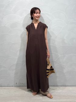 リネン混キーネックコクーンワンピースのコーディネートスナップ（hagi