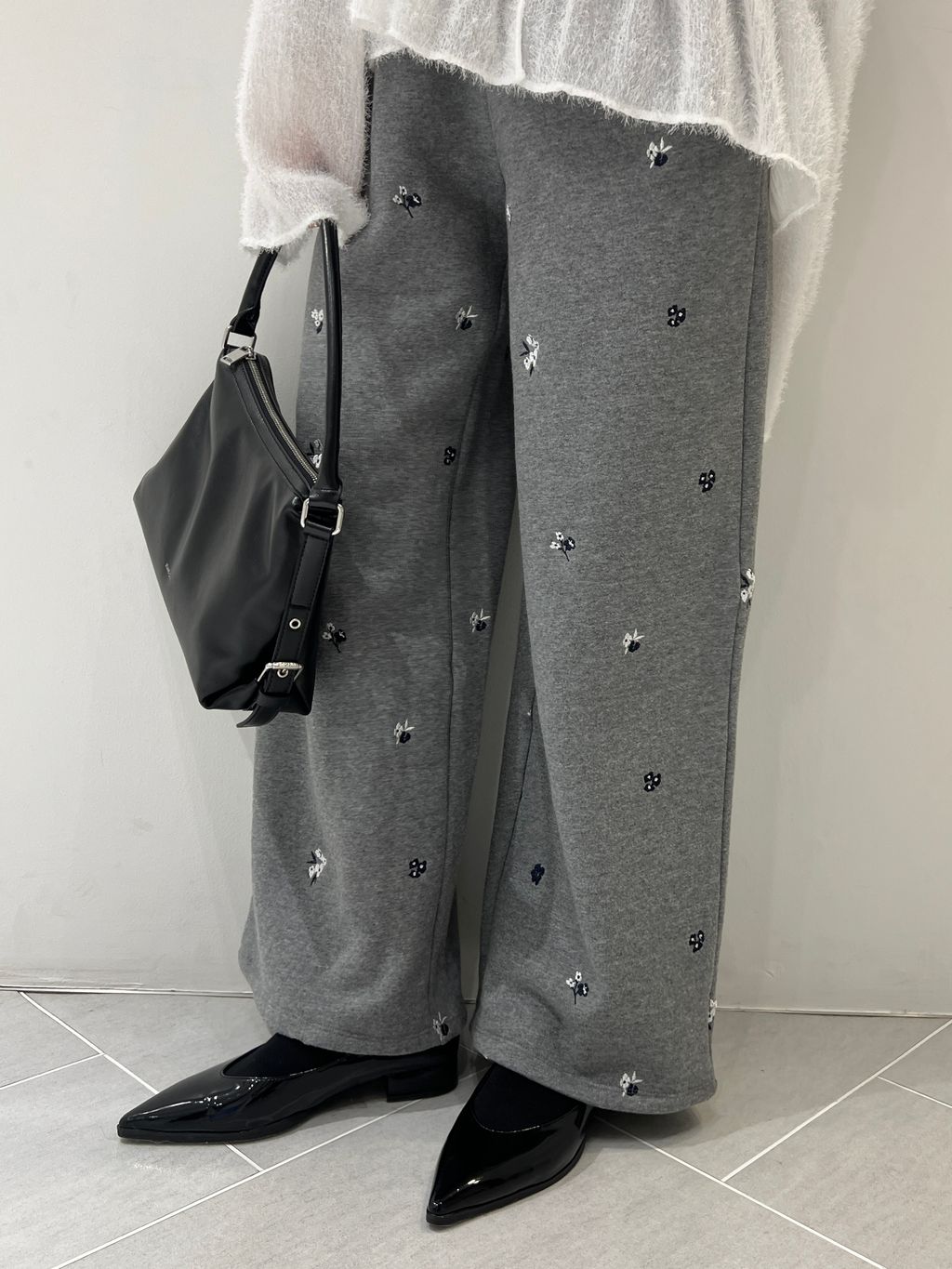 ルーズストレートシシュウスウェットパンツのコーディネートスナップ