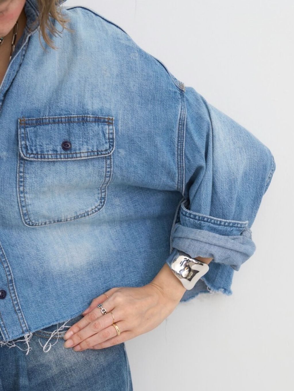R13/アールサーティーン】 CROPPED DENIM SHIRTのコーディネート