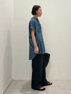 ライトデニムバンドカラーフレンチのコーディネートスナップ（MATSU