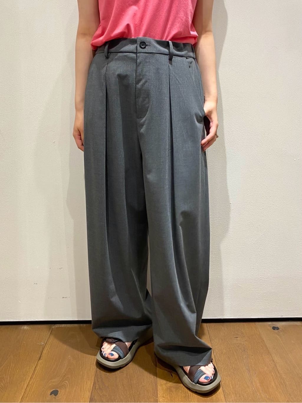 ＜kolor＞T/Wトロピカル 1タックテーパードパンツ トロピカル 1タックパンツのコーディネートスナップ（A.S）｜journal