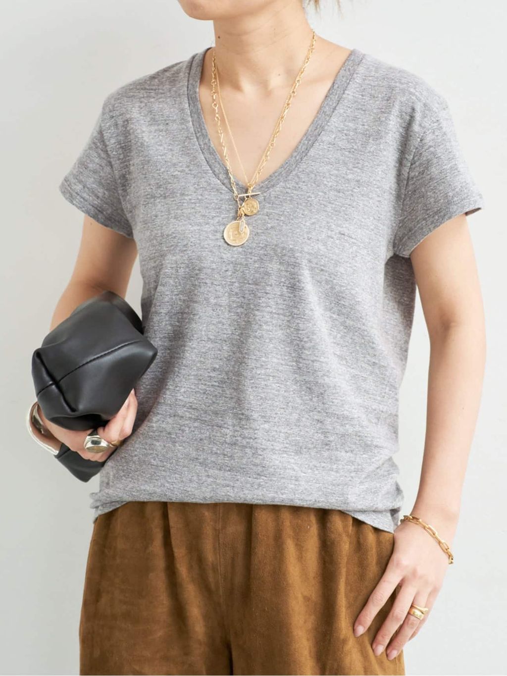 CALUX/キャラクス】 Vネック Tシャツのコーディネートスナップ（MIO