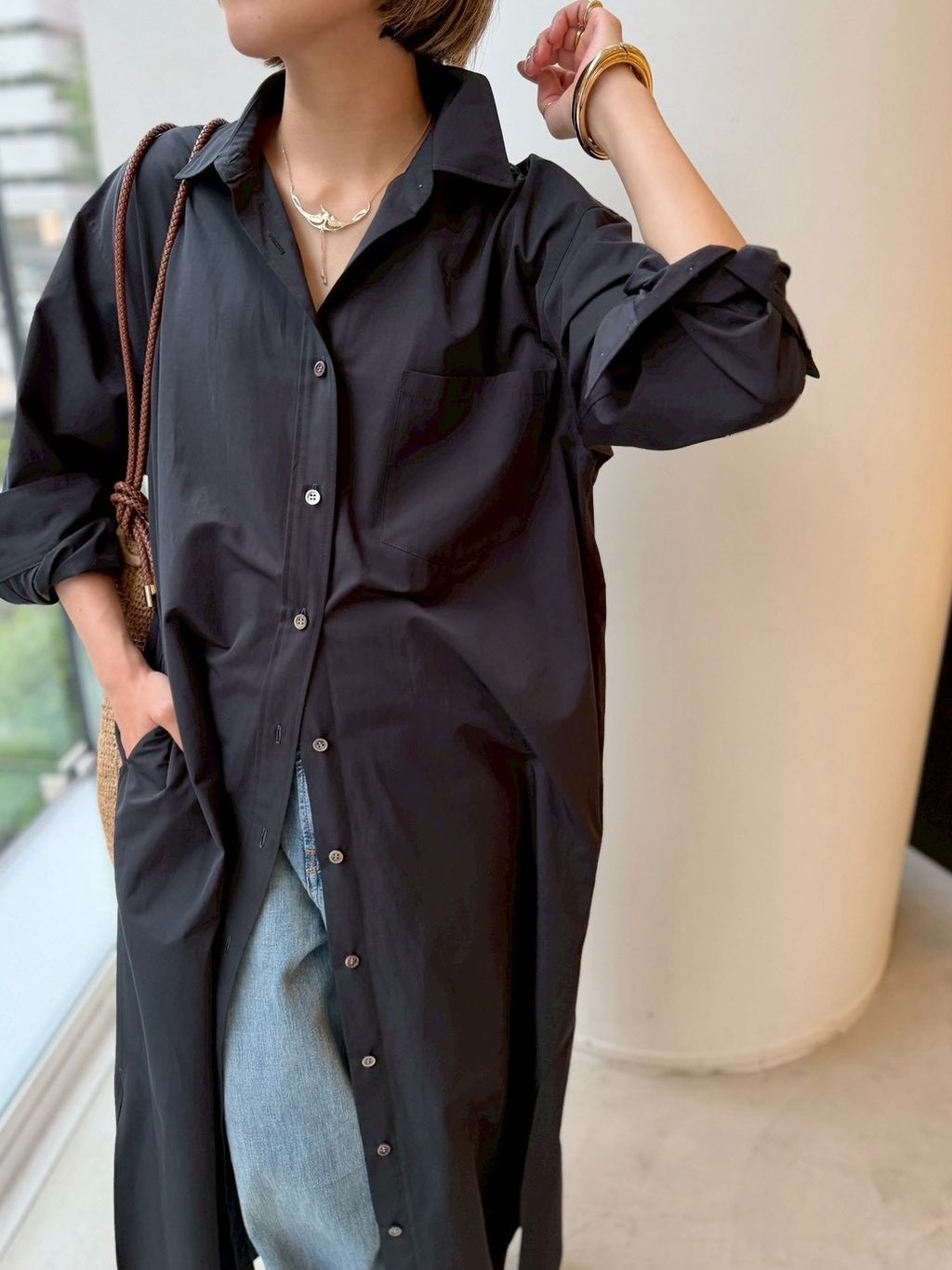 美品▲L'Appartement アパルトモン//Vネックシャツワンピース▲黒 TAFFETA SHIRT ONE PIECEのコーディネートスナップ（WEB VC.N）｜L