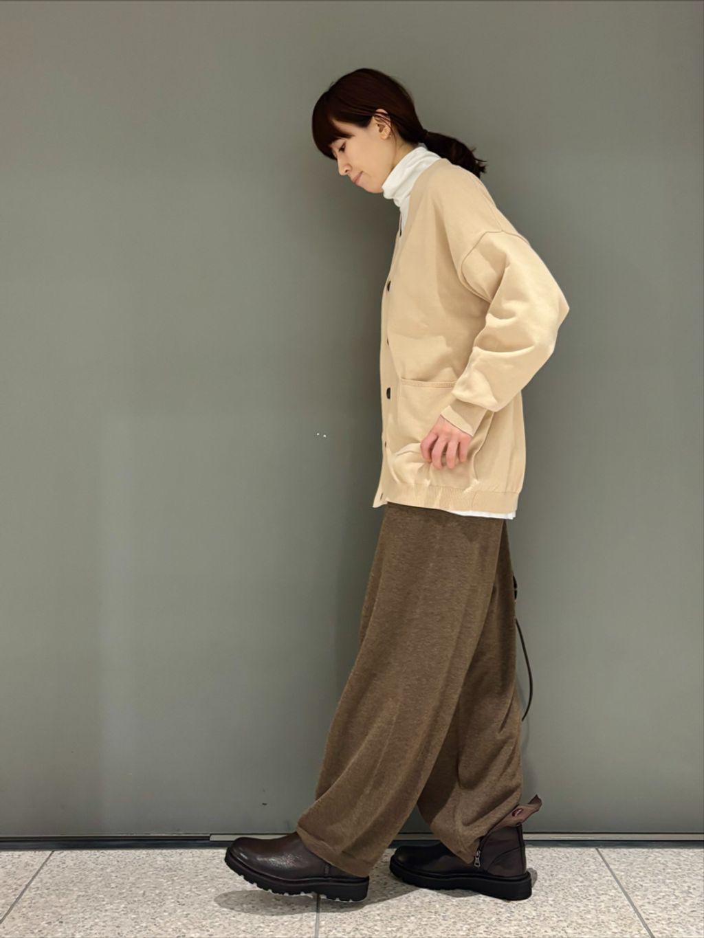 ハイツイストテンジク Vネックカーディガンのコーディネートスナップ