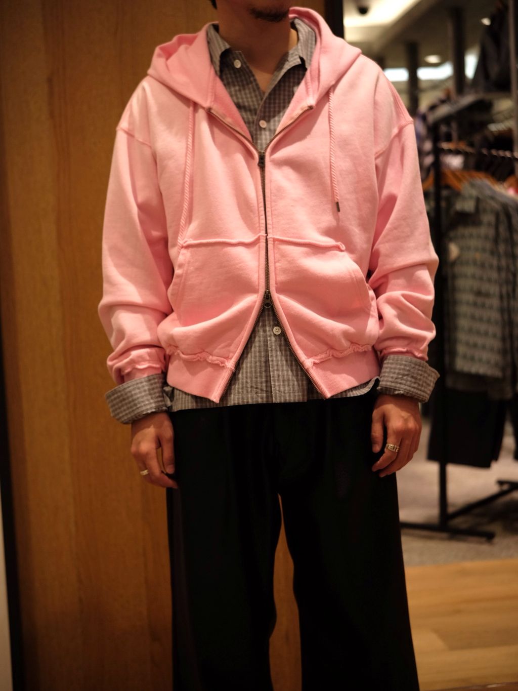 フェイクレザー ワイドストレート イージーパンツのコーディネート