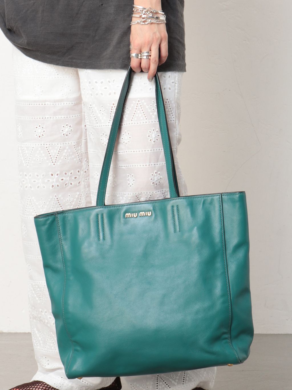 MIU MIU/ミュウミュウ】 tote leatherのコーディネートスナップ 