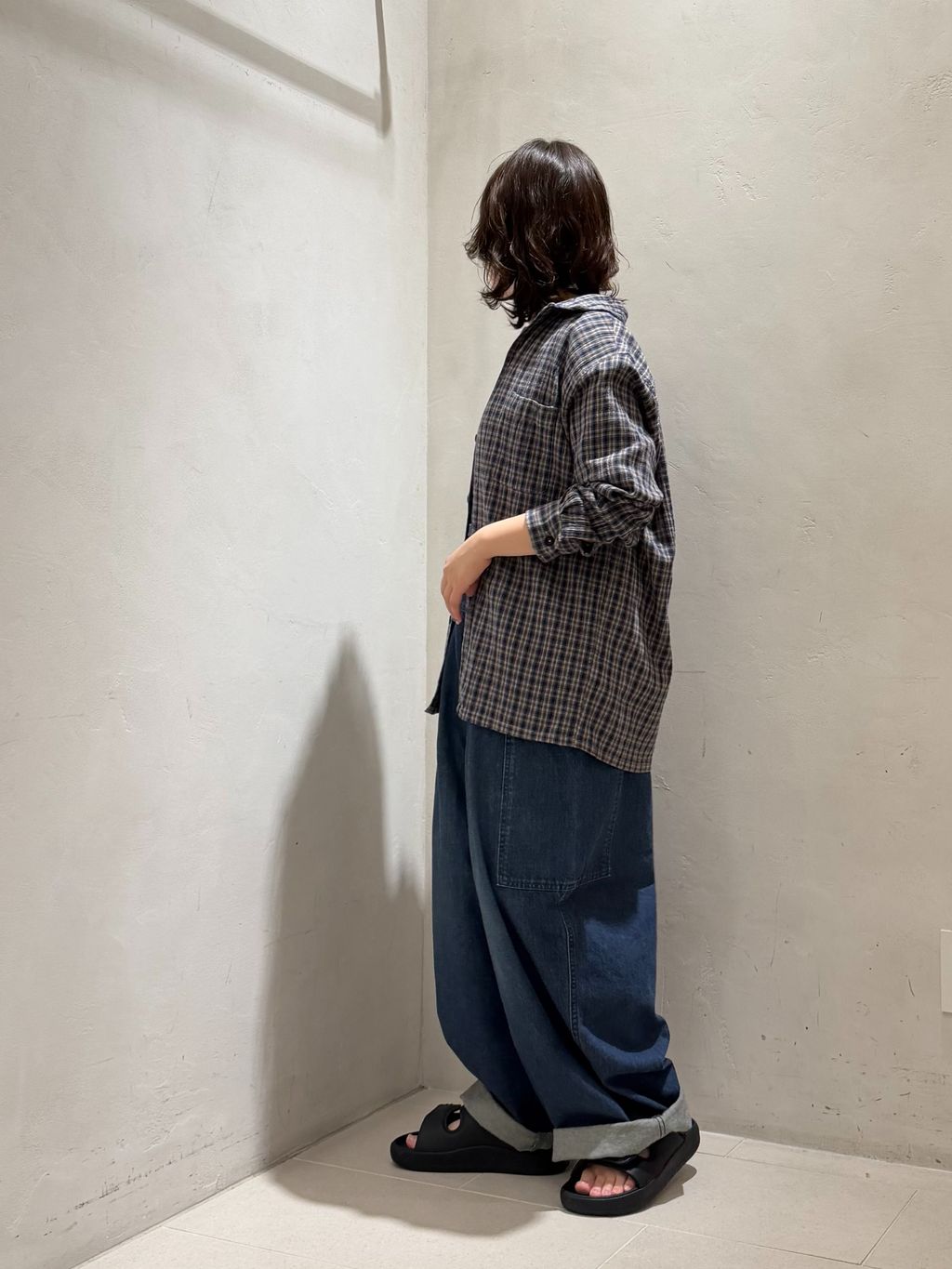 10OZデニムタックサロペットのコーディネートスナップ（AT）｜journal